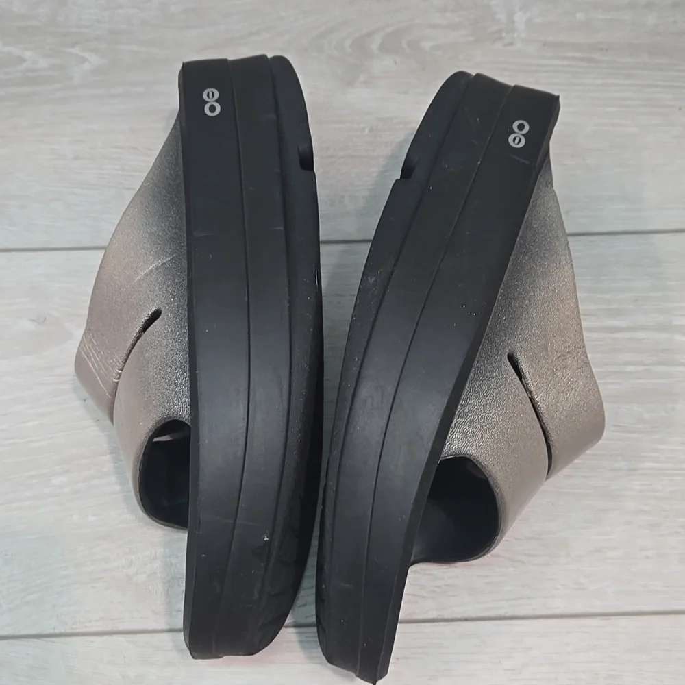 OOFOS Metallic Silver Slide Clogs - Picture 9 of 11